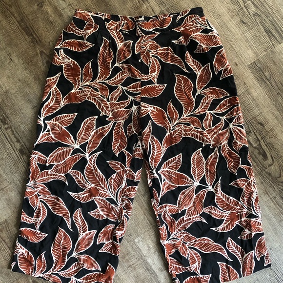 Nine West Casual Flowy Short Capris - Picture 3 of 4